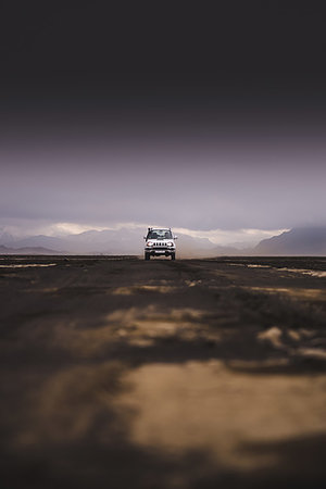simsearch:649-09277834,k - Off road vehicle on dirt track, black sky in background, Landmannalaugar, Iceland Foto de stock - Royalty Free Premium, Número: 649-09277844