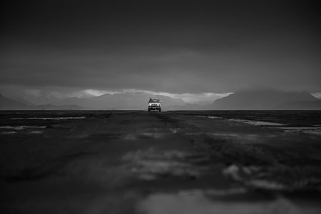 simsearch:649-09277834,k - Off road vehicle on dirt track, black cloudy sky in background, Landmannalaugar, Iceland Foto de stock - Royalty Free Premium, Número: 649-09277840