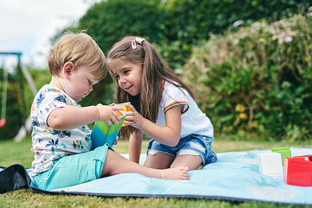 simsearch:400-04467628,k - Sisters playing with blocks on picnic blanket Photographie de stock - Premium Libres de Droits, Code: 649-09277885