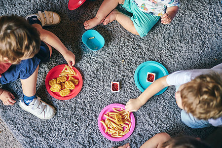 simsearch:649-06623174,k - Children enjoying plates of food on rug Stock Photo - Premium Royalty-Free, Code: 649-09277899