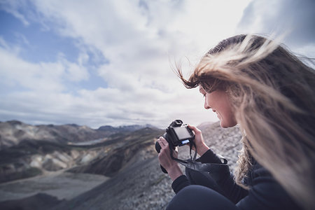 simsearch:649-09277834,k - Female photographer with wind blown hair taking photograph on edge of volcano, Landmannalaugar, Iceland Foto de stock - Royalty Free Premium, Número: 649-09277936