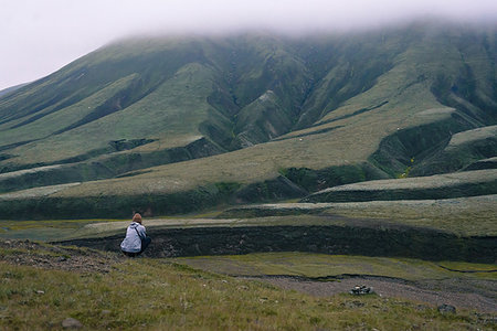 simsearch:649-09277834,k - Woman sitting on ground admiring hillside, Landmannalaugar, Iceland Foto de stock - Royalty Free Premium, Número: 649-09277945