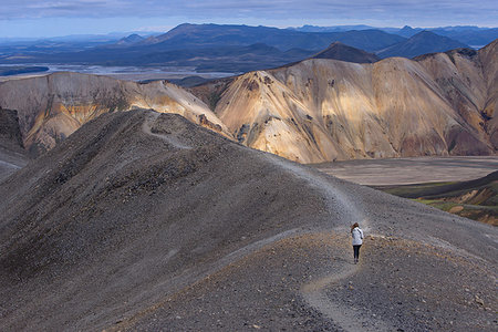 simsearch:649-09277834,k - Woman on ridge of hill, Landmannalaugar, Iceland Foto de stock - Royalty Free Premium, Número: 649-09277940