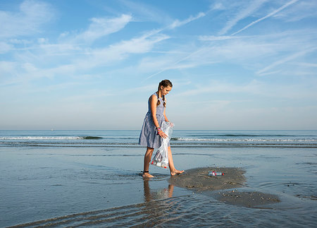simsearch:400-05930623,k - Girl collects plastic waste from beach, Hoek van Holland, Netherlands Foto de stock - Sin royalties Premium, Código: 649-09277980