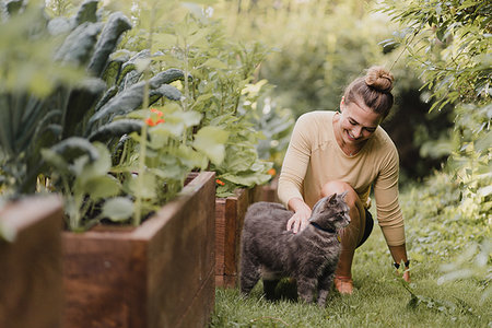 simsearch:649-02732250,k - Woman gardener with cat in garden Stock Photo - Premium Royalty-Free, Code: 649-09278074