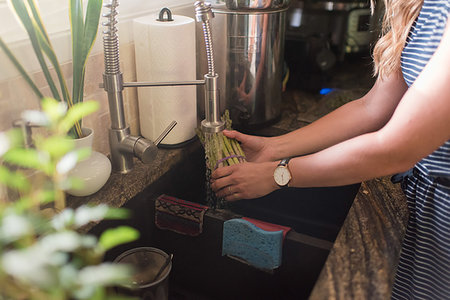 simsearch:6118-08729268,k - Woman washing artichokes under kitchen tap Photographie de stock - Premium Libres de Droits, Code: 649-09278101