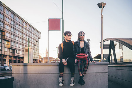 simsearch:649-09278133,k - Trendy couple waiting on concrete structure, Milan, Italy Photographie de stock - Premium Libres de Droits, Code: 649-09278117