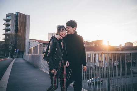 simsearch:649-09278133,k - Trendy couple walking over bridge, Milan, Italy Photographie de stock - Premium Libres de Droits, Code: 649-09278138