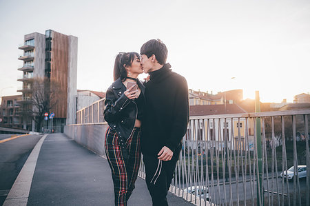 simsearch:649-09278133,k - Trendy couple kissing on bridge, Milan, Italy Photographie de stock - Premium Libres de Droits, Code: 649-09278139