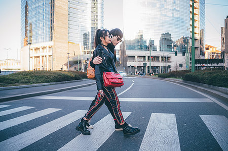 simsearch:649-09278133,k - Young couple using pedestrian crossing, Milan, Italy Photographie de stock - Premium Libres de Droits, Code: 649-09278189