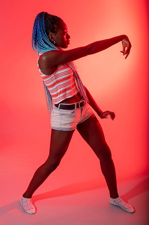 Woman with arm reaching out against red background Foto de stock - Sin royalties Premium, Código: 649-09278231