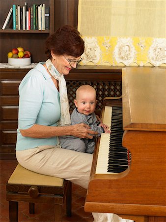 Grand-mère senior, jouer du piano avec le petit-fils de bébé (1-3 mois) Photographie de stock - Premium Libres de Droits, Code: 649-01556981