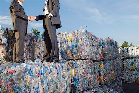 fuente (origen) - Businessmen shaking hands at a recycling plant. Foto de stock - Sin royalties Premium, Código: 649-01608528