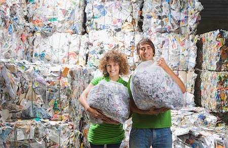 fuente (origen) - Man and woman at a recycling plant. Foto de stock - Sin royalties Premium, Código: 649-01608520