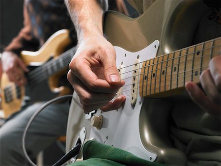 Two electric guitar players close up on hands. Foto de stock - Royalty Free Premium, Número: 649-01608931