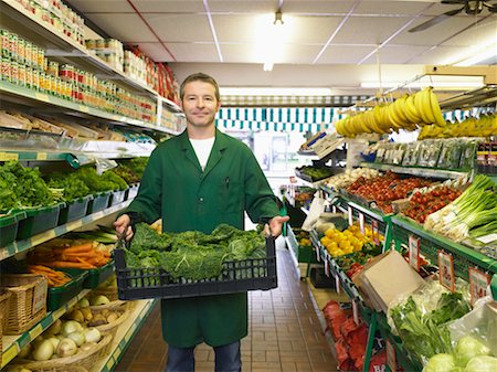 Épicier transportant quelques légumes frais Photographie de stock - Premium Libres de Droits, Code: 649-01610340