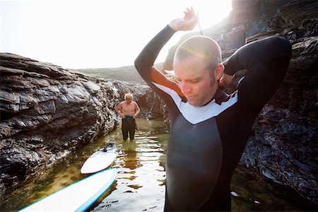 simsearch:649-01609553,k - Deux hommes dans l'eau s'apprête à surfer. Photographie de stock - Premium Libres de Droits, Code: 649-01695935