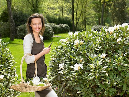 rododendro - Woman gardening outdoors smiling. Foto de stock - Sin royalties Premium, Código: 649-01696426
