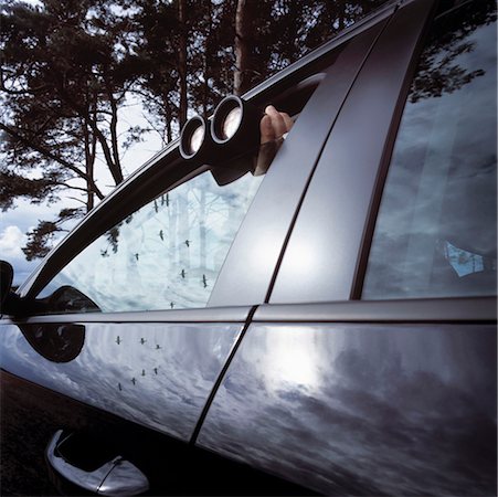 Homme avec des jumelles, la lecture à travers la fenêtre de la voiture. Photographie de stock - Premium Libres de Droits, Code: 649-01696550