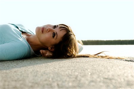 Portrait of woman lying by lake. Foto de stock - Sin royalties Premium, Código: 649-01754115