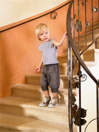 simsearch:632-05554100,k - Little girl climbing down the stairs. Foto de stock - Royalty Free Premium, Número: 649-01754288