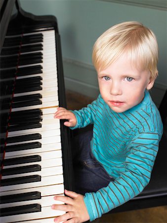 piano à queue - Petit garçon jouer du piano. Photographie de stock - Premium Libres de Droits, Code: 649-01754296