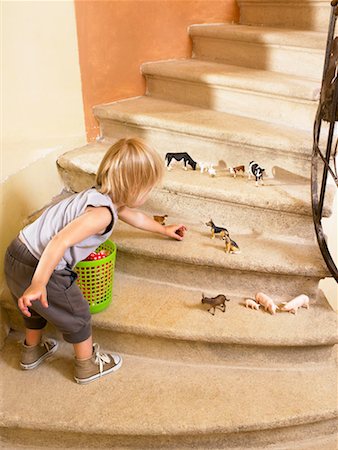 simsearch:632-05554100,k - Little girl playing with animals. Foto de stock - Royalty Free Premium, Número: 649-01754290