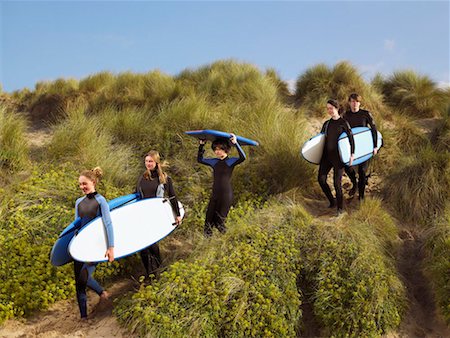 Cinq adolescents à pied avec des planches de surf. Photographie de stock - Premium Libres de Droits, Code: 649-01754922