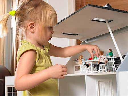 Little girl playing with a doll house Foto de stock - Royalty Free Premium, Número: 649-02054317