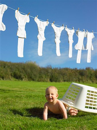 simsearch:649-06717489,k - Bébé ramper avec panier de lavage. Photographie de stock - Premium Libres de Droits, Code: 649-02054557