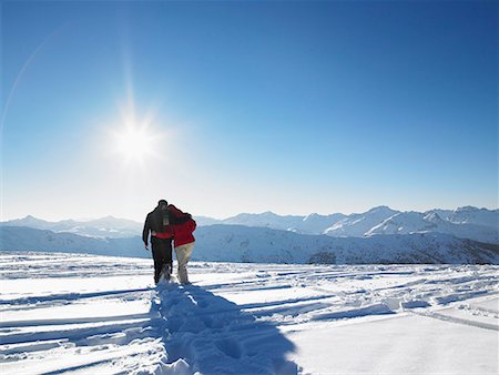 simsearch:649-05658419,k - Couple marchant dans la neige sur le sommet de la montagne Photographie de stock - Premium Libres de Droits, Code: 649-02054976