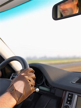 dirección (conducir) - Gloved hand on steering wheel Foto de stock - Sin royalties Premium, Código: 649-02055004