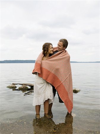 Homme et femme debout dans l'eau peu profonde Photographie de stock - Premium Libres de Droits, Code: 649-02055252