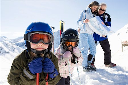 Grandparents reading piste map with kids Foto de stock - Sin royalties Premium, Código: 649-02053575