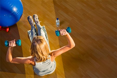Mature woman lifting weights in a gym Foto de stock - Sin royalties Premium, Código: 649-02053911