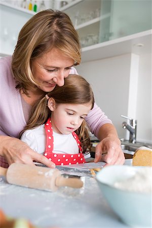 Mother and daughter preparing dough Stock Photo - Premium Royalty-Free, Code: 649-02053934