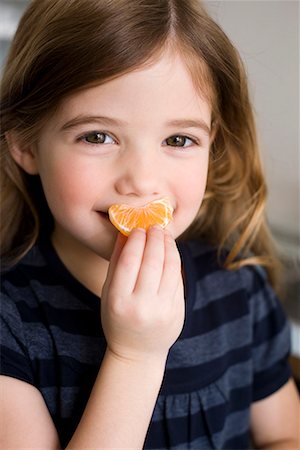 simsearch:649-02053991,k - Girl holding tangerine Fotografie stock - Premium Royalty-Free, Codice: 649-02053942