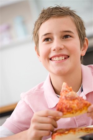 satisfied (hunger) - Garçon, manger un morceau de pizza Photographie de stock - Premium Libres de Droits, Code: 649-02053973
