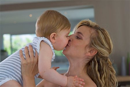 simsearch:649-03666357,k - Mother kisses baby on mouth at home Foto de stock - Royalty Free Premium, Número: 649-02198742