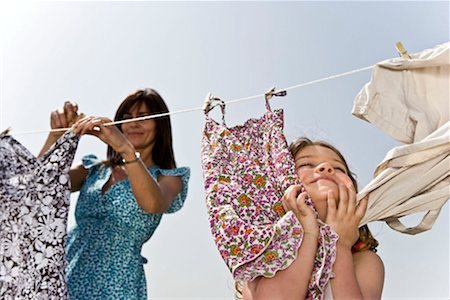 Vêtements de fille frottement sur le visage Photographie de stock - Premium Libres de Droits, Code: 649-02198890