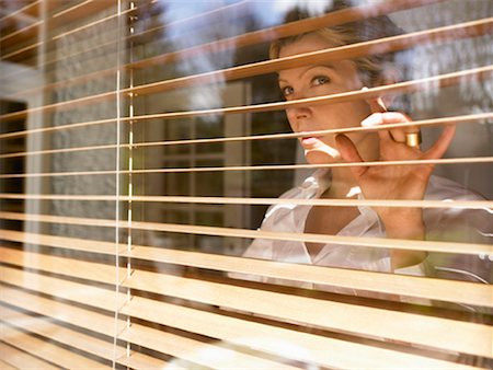 peeking inside window - Woman looking through window Foto de stock - Sin royalties Premium, Código: 649-02198998