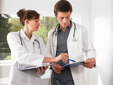 simsearch:700-00917680,k - Doctors discussing a file Stock Photo - Premium Royalty-Free, Code: 649-02199158