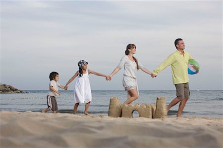 simsearch:649-07648399,k - Family holding hands on beach Foto de stock - Sin royalties Premium, Código: 649-02199273