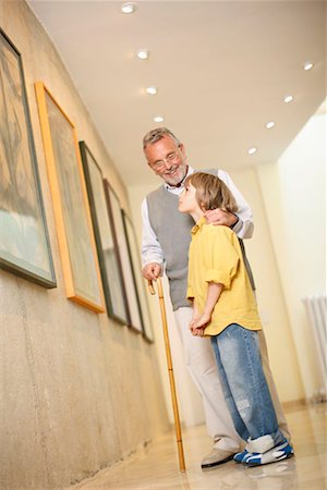 family art - Grandfather with grandson in art gallery Foto de stock - Sin royalties Premium, Código: 649-02199369