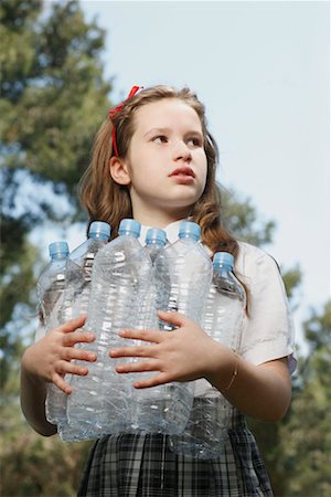 recycle children - Young girl holding empty bottles Foto de stock - Sin royalties Premium, Código: 649-02199373