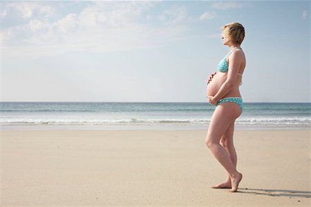 Pregnant woman on a beach Stock Photo - Premium Royalty-Free, Code: 649-02199604