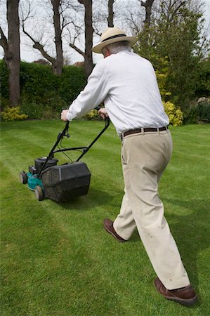 simsearch:649-03773359,k - Man mows garden lawn Foto de stock - Sin royalties Premium, Código: 649-02199729