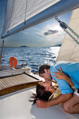 simsearch:649-03296318,k - Couple pose sur voilier, baiser Photographie de stock - Premium Libres de Droits, Code: 649-02290359
