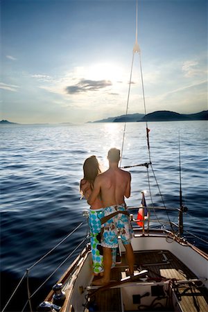 simsearch:614-07194675,k - Coucher de soleil regarder couple sur voilier Photographie de stock - Premium Libres de Droits, Code: 649-02290363