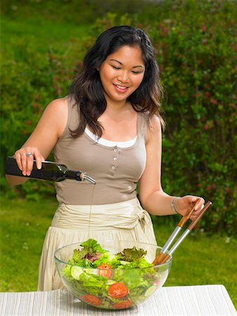 salatdressing - Junge Frau gießt Olivenöl auf Salat Stockbilder - Premium RF Lizenzfrei, Bildnummer: 649-02290555